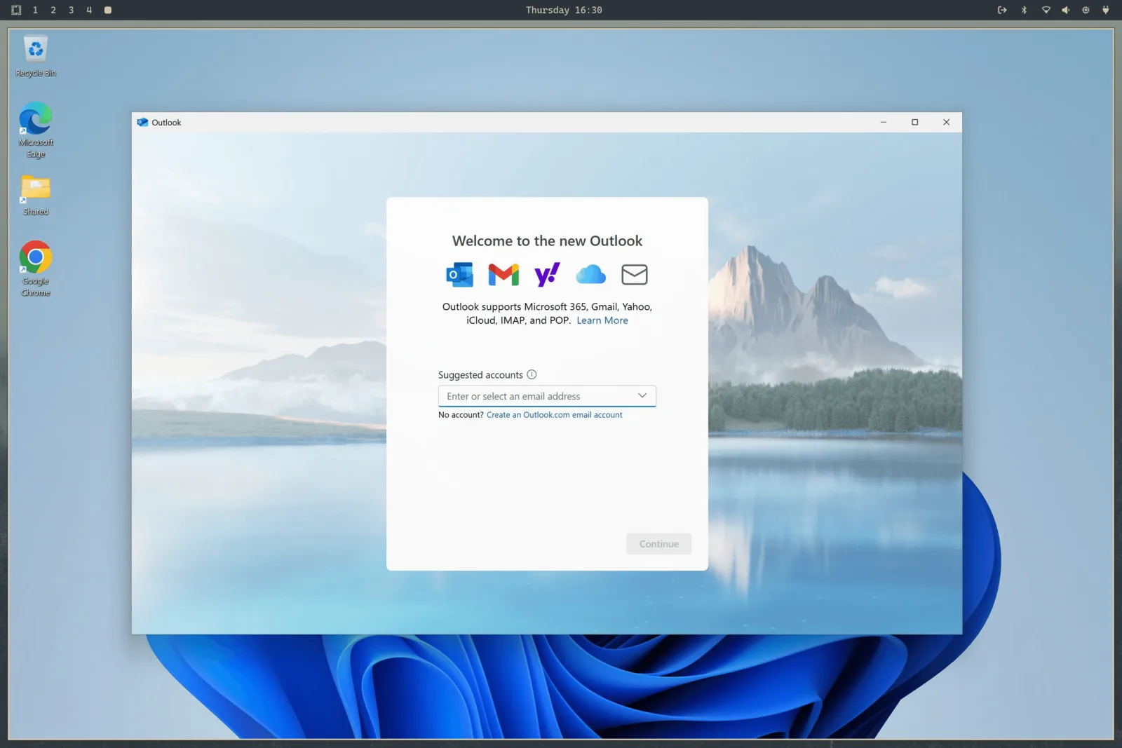 Windows 11 ar Outlook iekš Omarchy, virs tā redzama Omarchy darbvirsmas josla